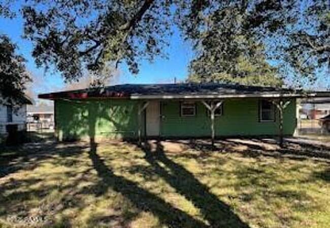Building Photo - 3 Bed, 1 Bath Home – Section 8 Accepted