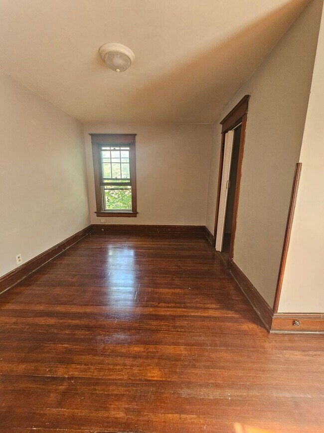 Building Photo - 1603 W 10th St