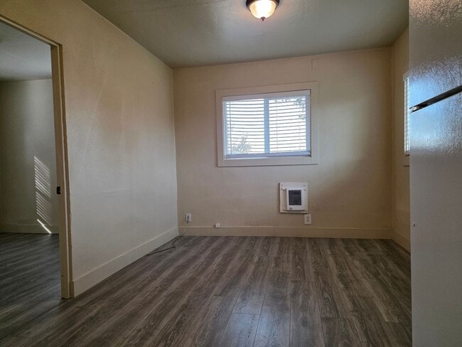 Building Photo - Cute 2 bedroom