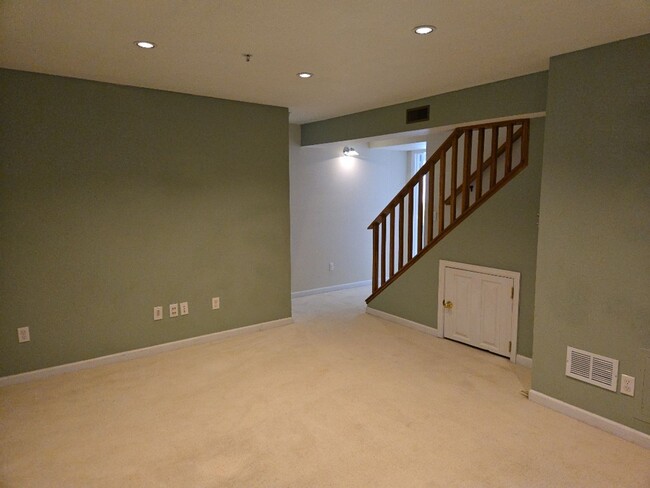 Building Photo - 3 Bed / 3.5 Bath Townhome in Rigden Farm