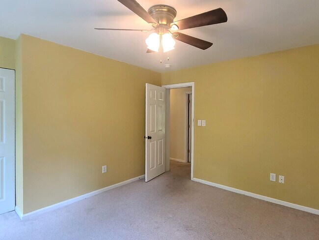 Building Photo - 4 BR, 2.5 BA Colonial with Attached Garage