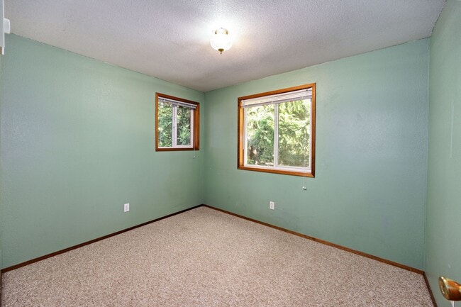 Building Photo - 4+ Bedroom Home - Surrounded by Nature, ne...