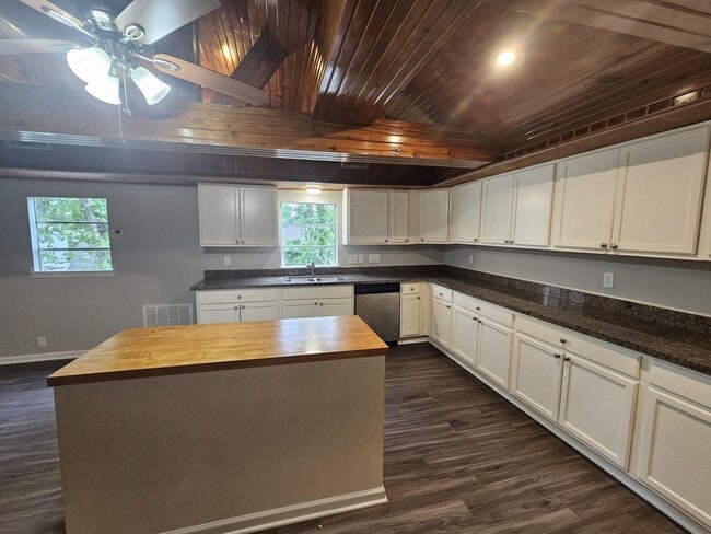 Building Photo - 1305 St Lawrence River Rd