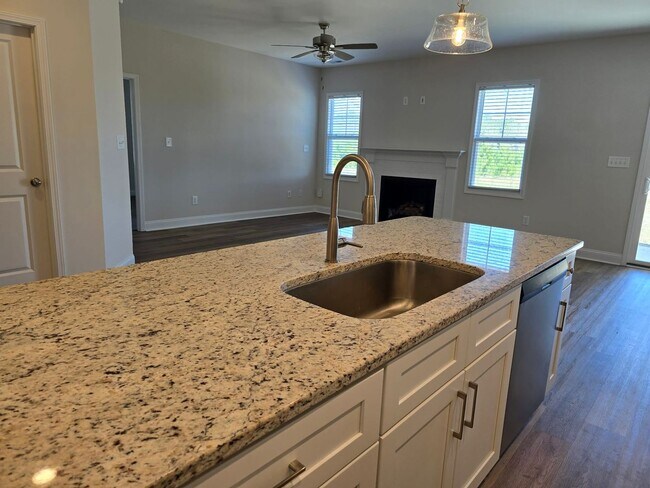 Building Photo - 4 Bedroom, 2 Bath Ranch Available for Rent Now!