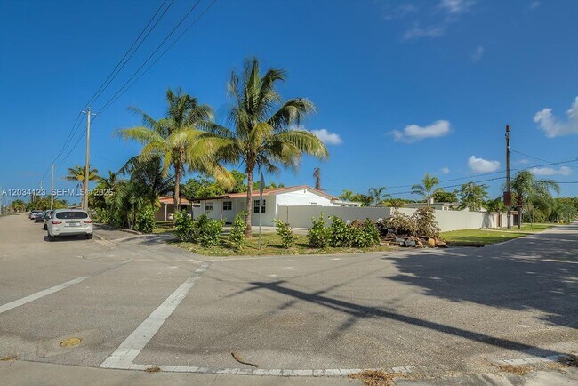 Building Photo - 160 NW 199th St