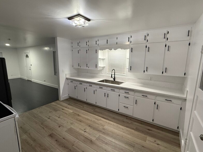 Building Photo - 207 E Monroe St