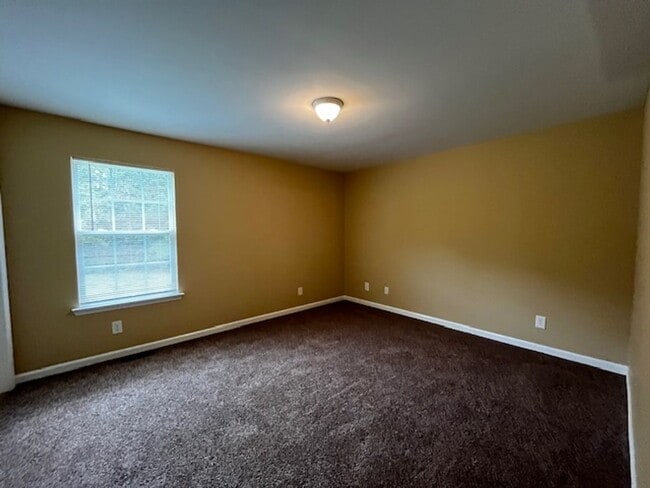 Building Photo - 2 Bedroom 2 Bath Duplex with Garage
