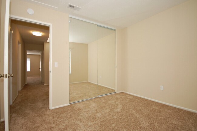 Building Photo - Beautiful 4BR/2.5BA Condo in Tanglewood!!!
