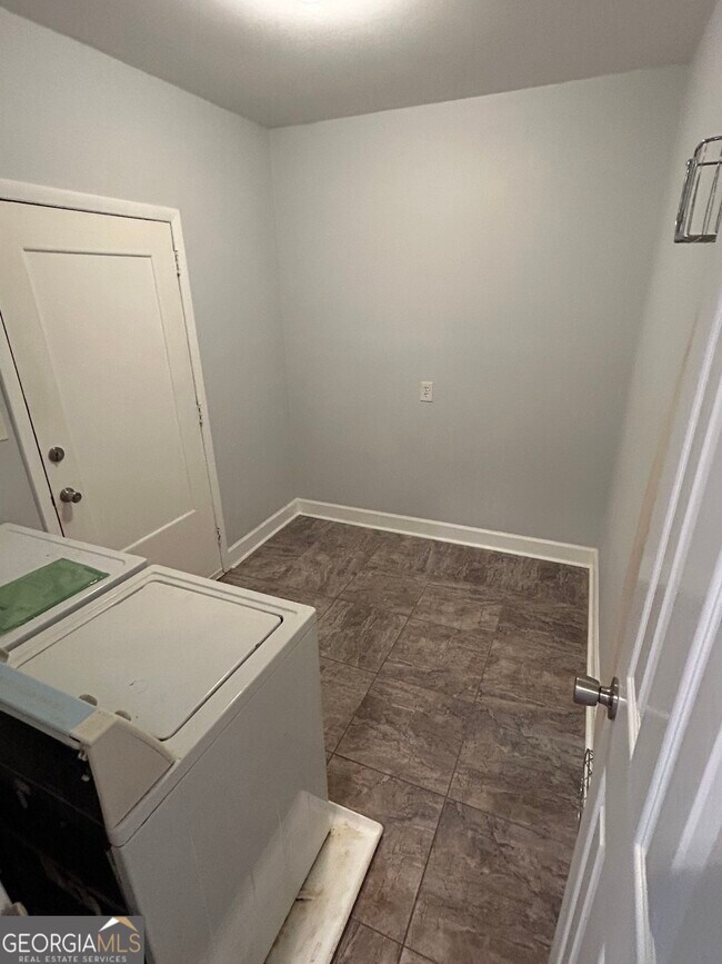 Building Photo - 116 Colonial Dr