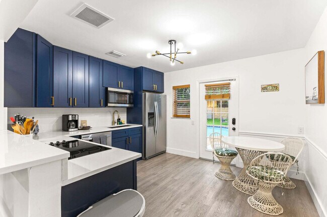 Building Photo - 1425 NE 5th Terrace