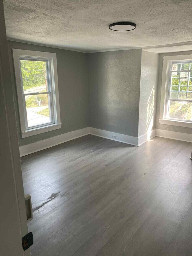 Building Photo - Newly Updated Spacious 5 bedroom 1 bathroom house for rent in Glassport!