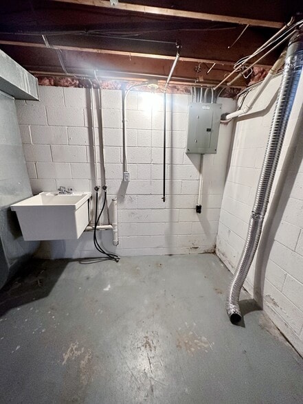 Building Photo - 5729 Cresthaven Ln