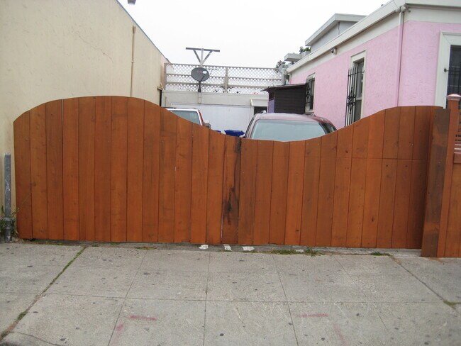 Vehicle Gate - 1927 Barrett Ave