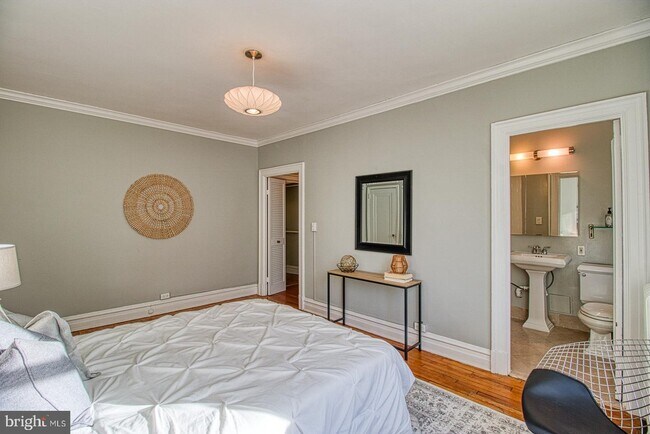 Building Photo - 2456 20th St NW