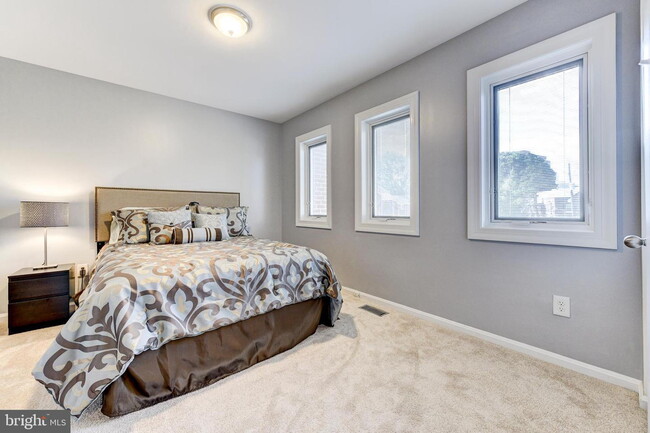 Building Photo - Elegant Arlington Residence with Comfortable Living and Ideal Location