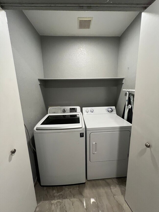 Building Photo - NICE 3 BED 2 BATH!