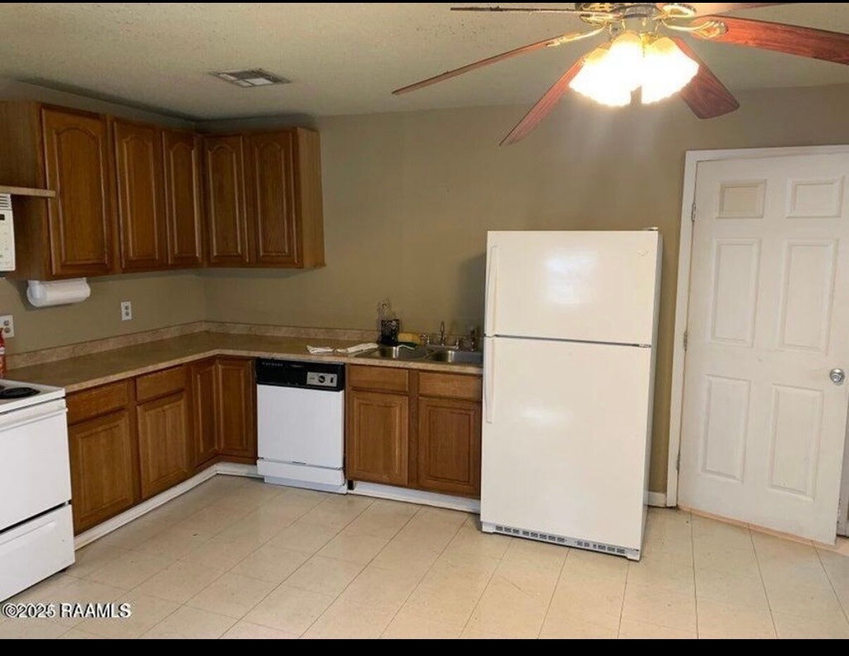 Building Photo - 1003 School St