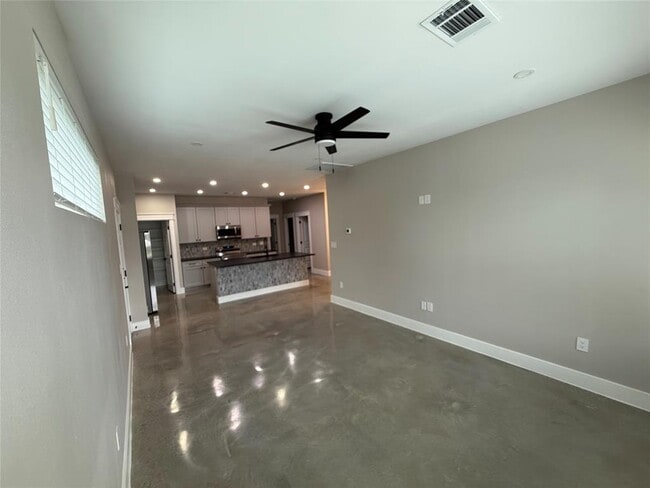 Building Photo - 201 N Vandeveer St