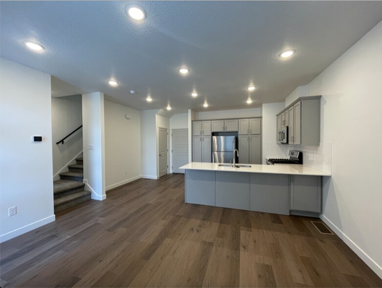 Building Photo - 122 E 1760 N