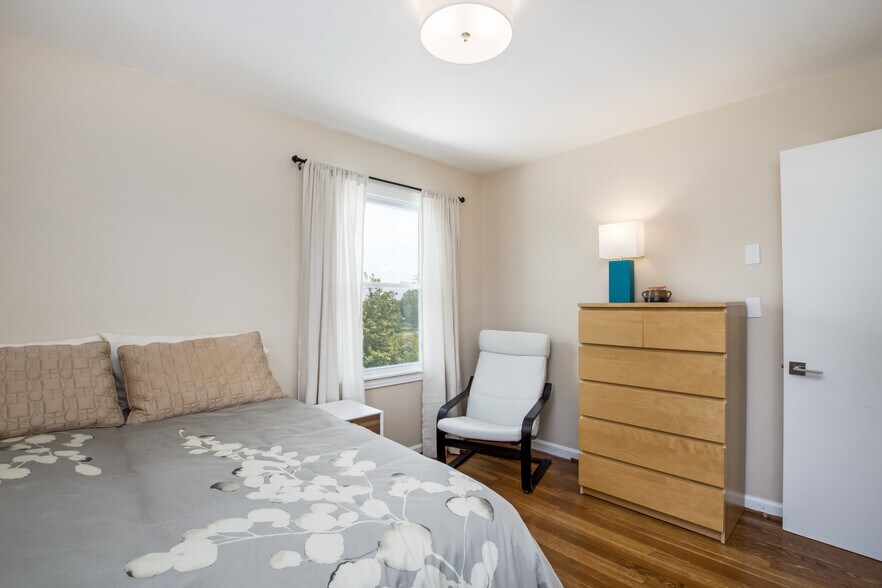 Building Photo - 2158 Brookview Dr