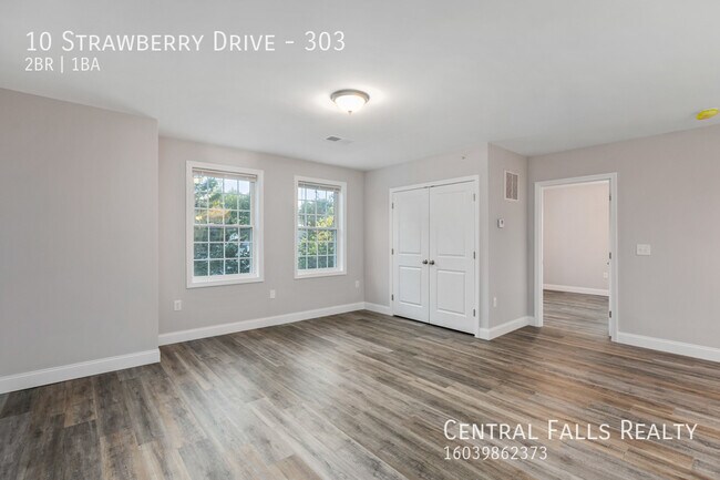 Building Photo - 10 Strawberry Dr