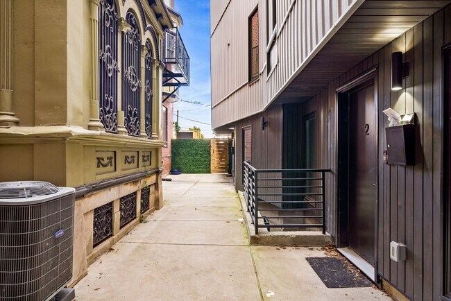 Building Photo - Fairmount/Brewery town gorgeous luxury apartment home, oversized rooms