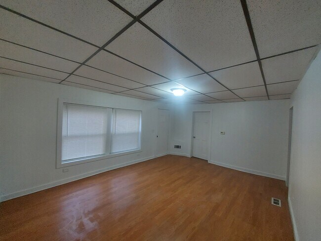 Building Photo - 123 Oak St