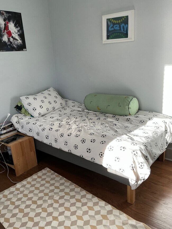 Building Photo - Charming 3 bedroom/ 2 bathroom Home Close to UGA and Hospitals!