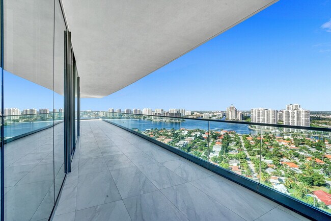 Building Photo - 18975 Collins Ave