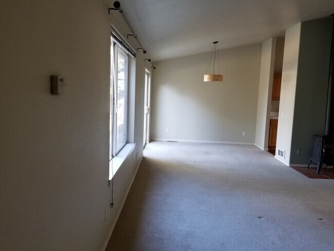 Building Photo - Single level home close to Old Mill & Blakely Park