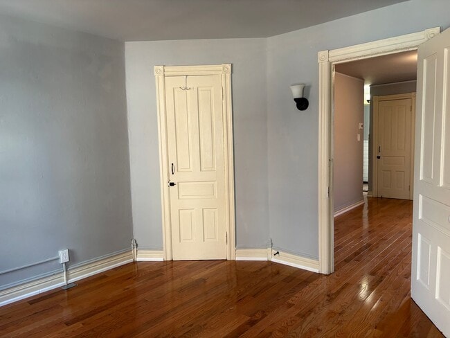 Building Photo - 948 W Maple St