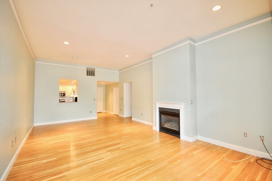 Building Photo - 342 Bunker Hill St