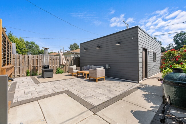 Building Photo - 5047 W Winnemac Ave