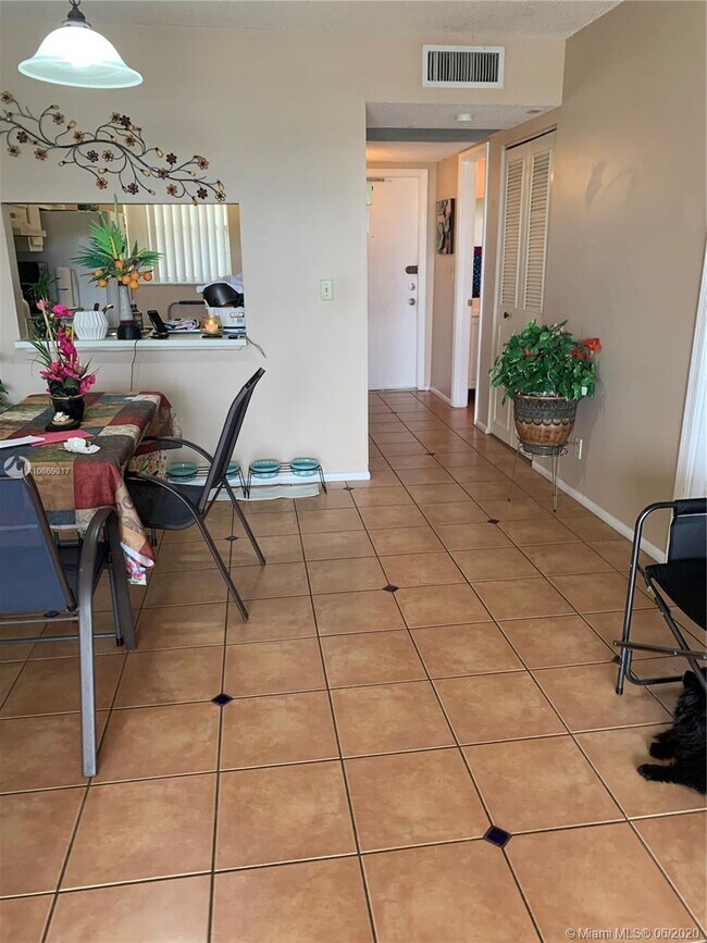 Building Photo - 9450 Poinciana Pl