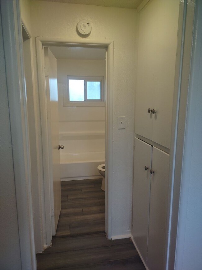 Building Photo - Minutes From UC Riverside. Large 1 bedroom...