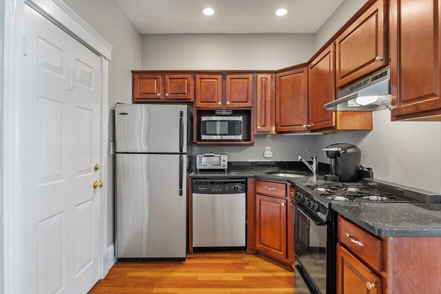 Primary Photo - 16 Edgemere Rd
