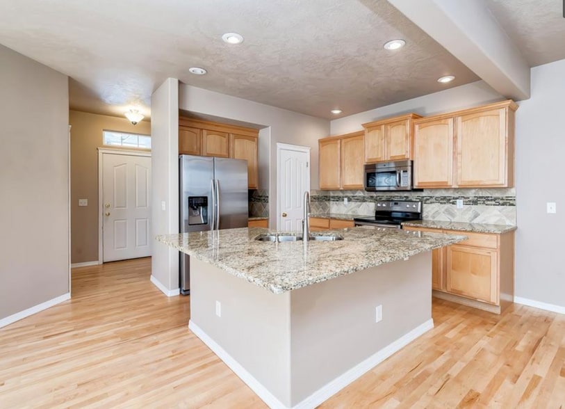 Kitchen/dining area - 6110 North Point Bar Ln