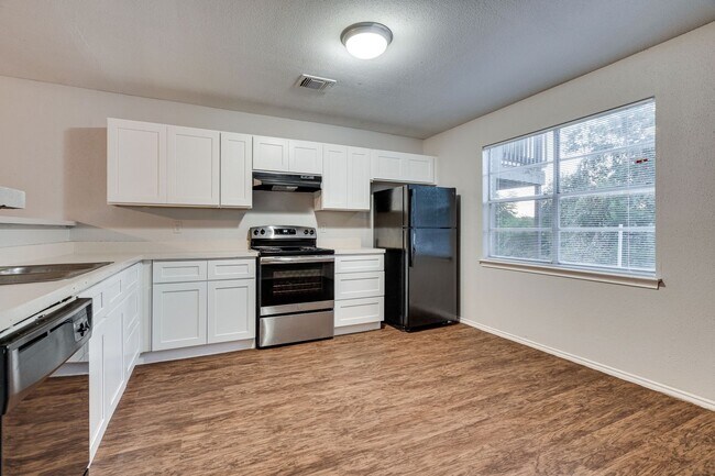 Building Photo - Uptown Townhome - 2BD / 2.5BA - Near Downt...