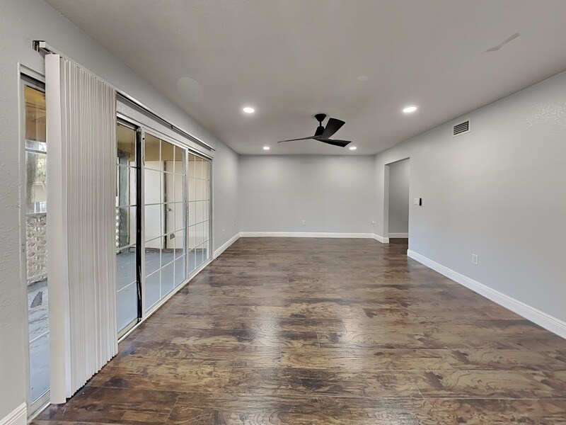 Building Photo - 3979 Versailles Dr