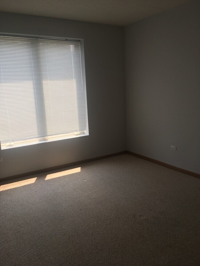 Building Photo - 515 Main St