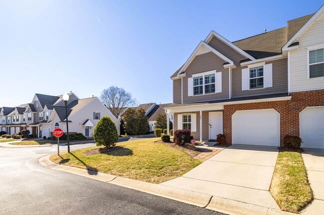 Building Photo - 3 Bedroom, 2 1/2 Bathroom End Unit Townhome in Greensboro