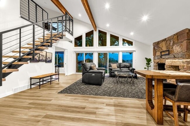 Building Photo - Fully Furnished Executive Townhome in Kiss...