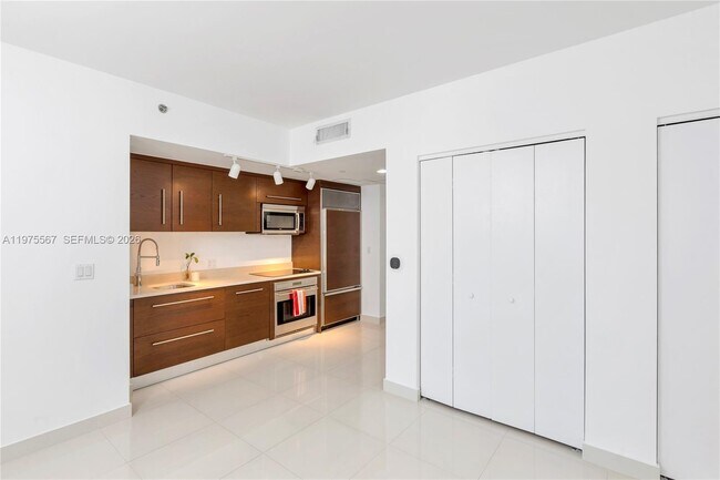 Building Photo - 475 Brickell Ave