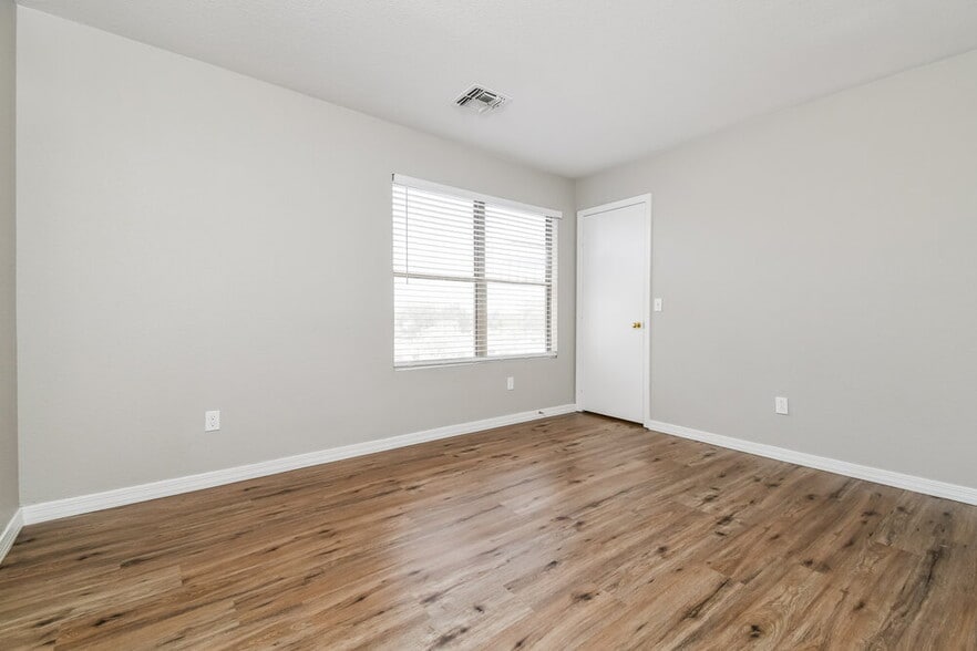 Building Photo - 650 E Woodsman Pl
