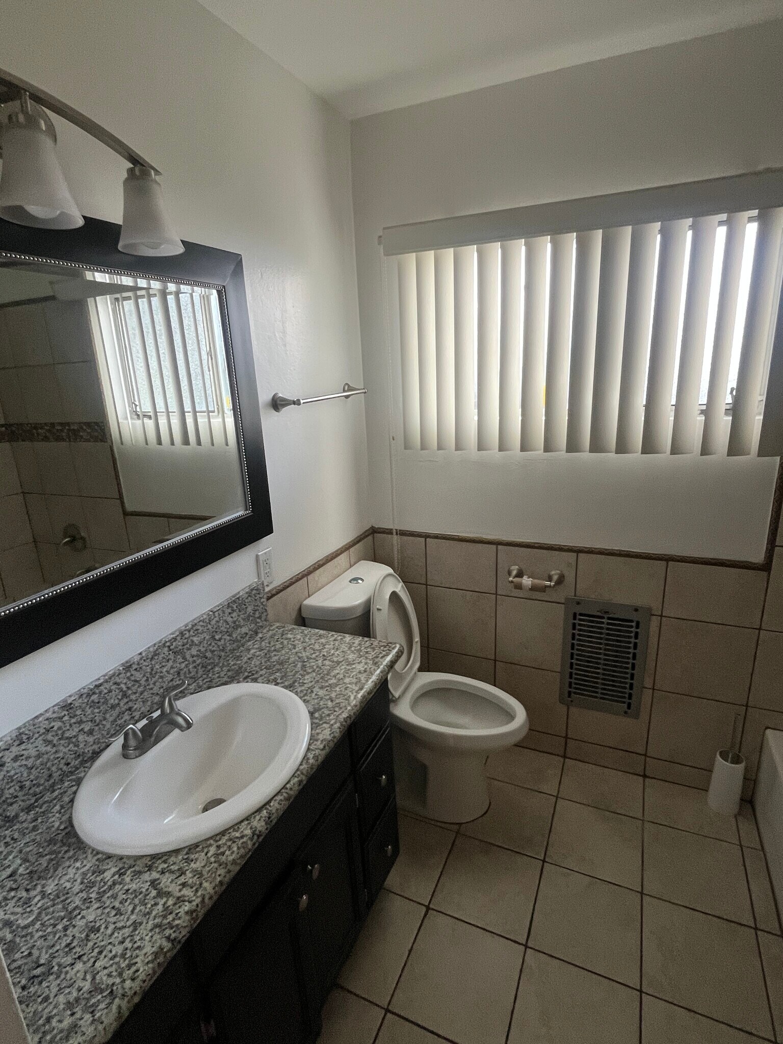 Building Photo - 1221 S Sherbourne Dr