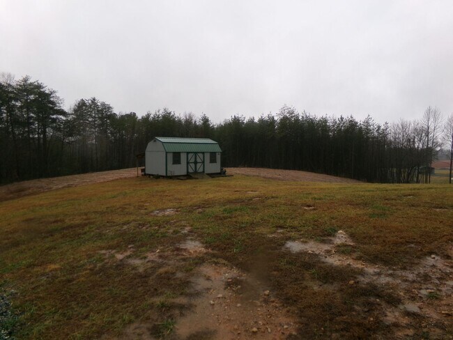 Building Photo - Country Living