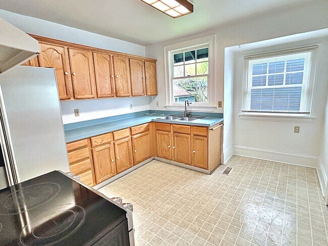 Building Photo - 858 N Stafford St