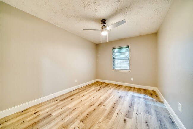 Building Photo - 4406 Mallard Dr
