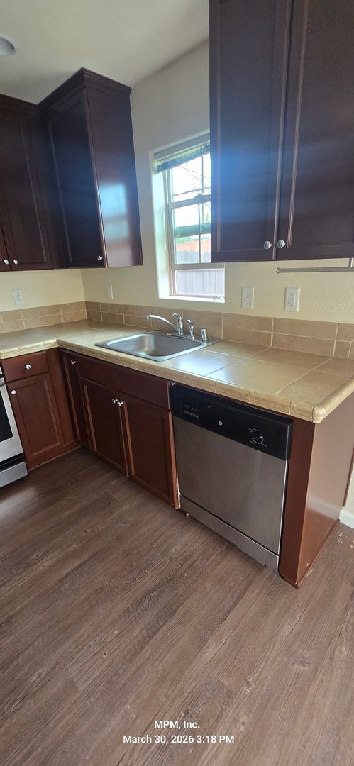 Building Photo - 3 bed 2 bath north end of town