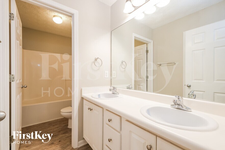 Building Photo - 622 River Rock Cir